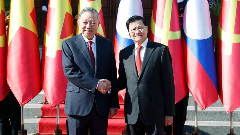 Tổng Bí thư, Chủ tịch nước Lào Thongloun Sisoulith đón Tổng Bí thư Tô Lâm. (Ảnh: TTXVN) vna-potal-le-don-tong-bi-thu-to-lam-tham-cap-nha-nuoc-toi-chdcnd-lao-8574185-1-8250.jpg