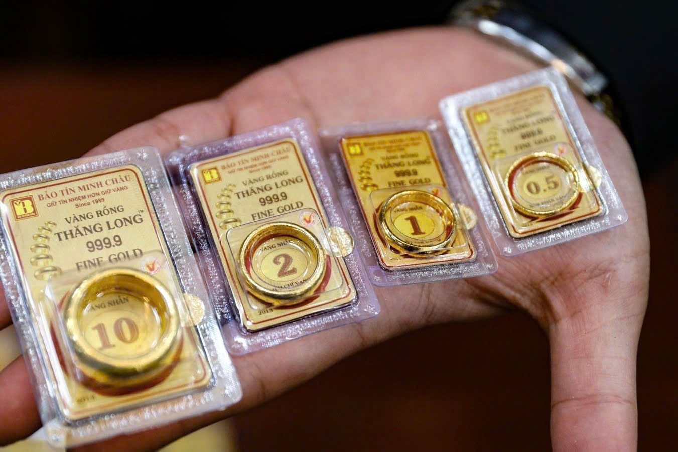 Gold prices this afternoon, February 8, 2026: SJC gold and gold rings increased by over 7 million VND; world gold prices reached 4960 USD.