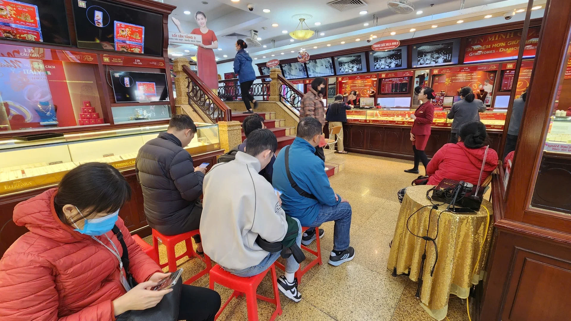 Giá vàng hôm nay 8/2/2026: Vàng SJC, nhẫn, thế giới cuối tuần