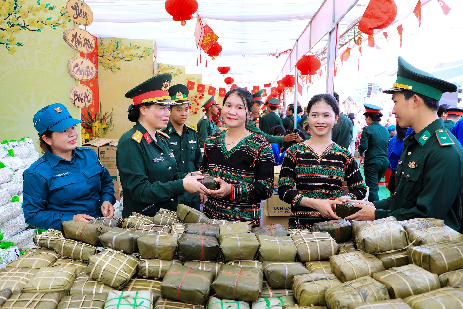 Gian hàng 0 đồng - Lan tỏa yêu thương là một hoạt động ý nghĩa, thắm tình quân - dân trong Chương trình Xuân Chiến sĩ năm 2026