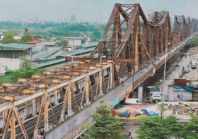 Toàn cảnh cầu Long Biên bắc qua sông Hồng nối quận Hoàn Kiếm và quận Long Biên