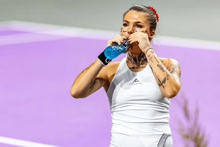 Oleksandra Oliynykova gây chú ý tại giải đấu Transylvania Open với phong cách khác biệt