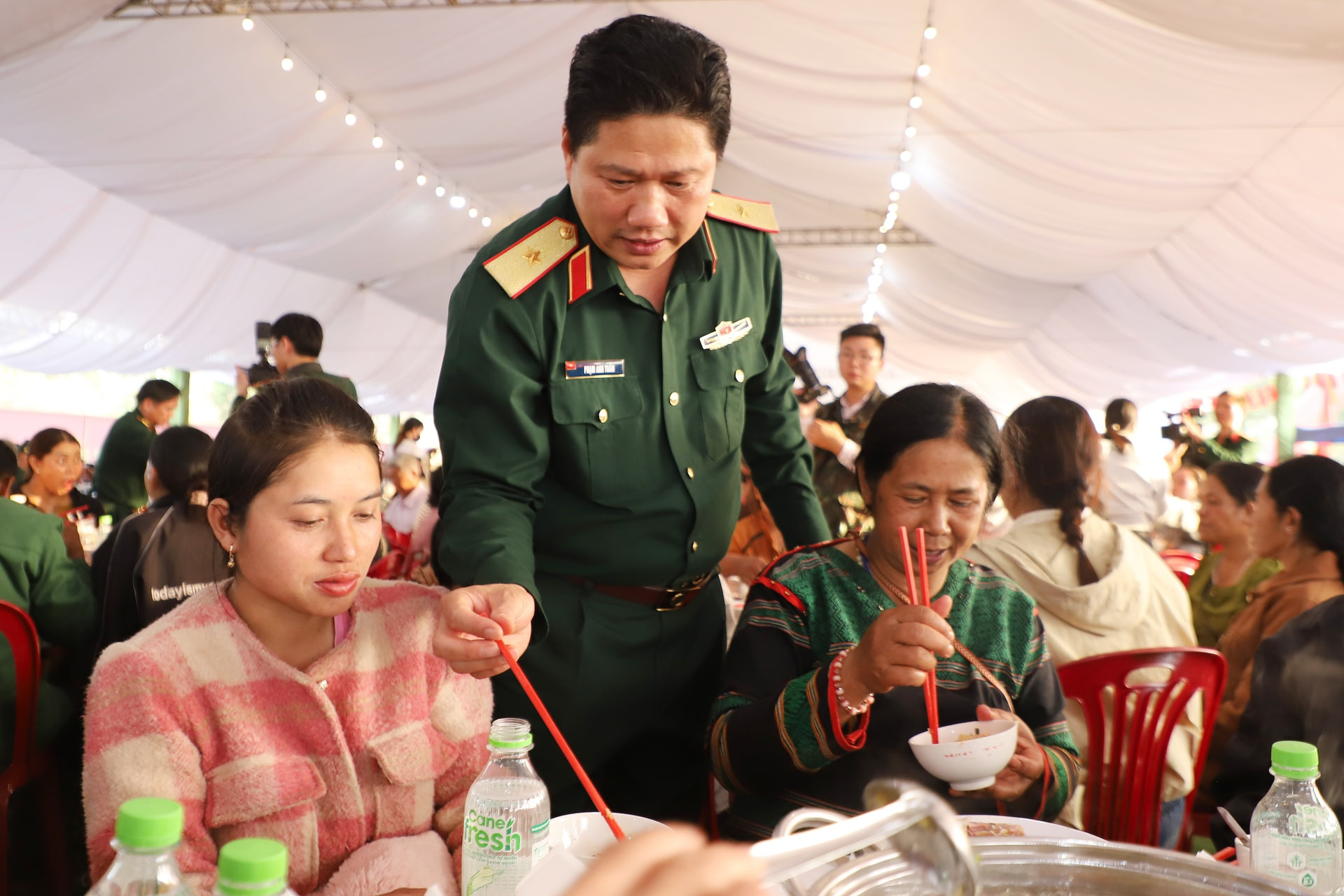 Lãnh đạo Bộ Tư lệnh Quân khu 7 tới từng bàn ăn, động viên, thăm hỏi người dân