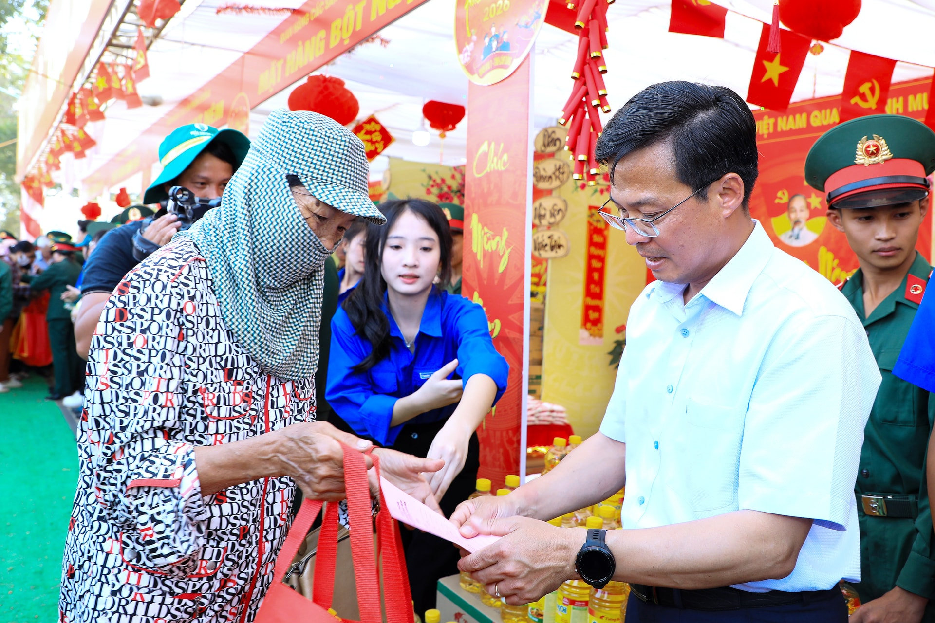 Phó Chủ tịch UBND tỉnh Lâm Đồng Đinh Văn Tuấn trao quà cho người dân trong Chương trình Gian hàng 0 đồng - Lan tỏa yêu thương