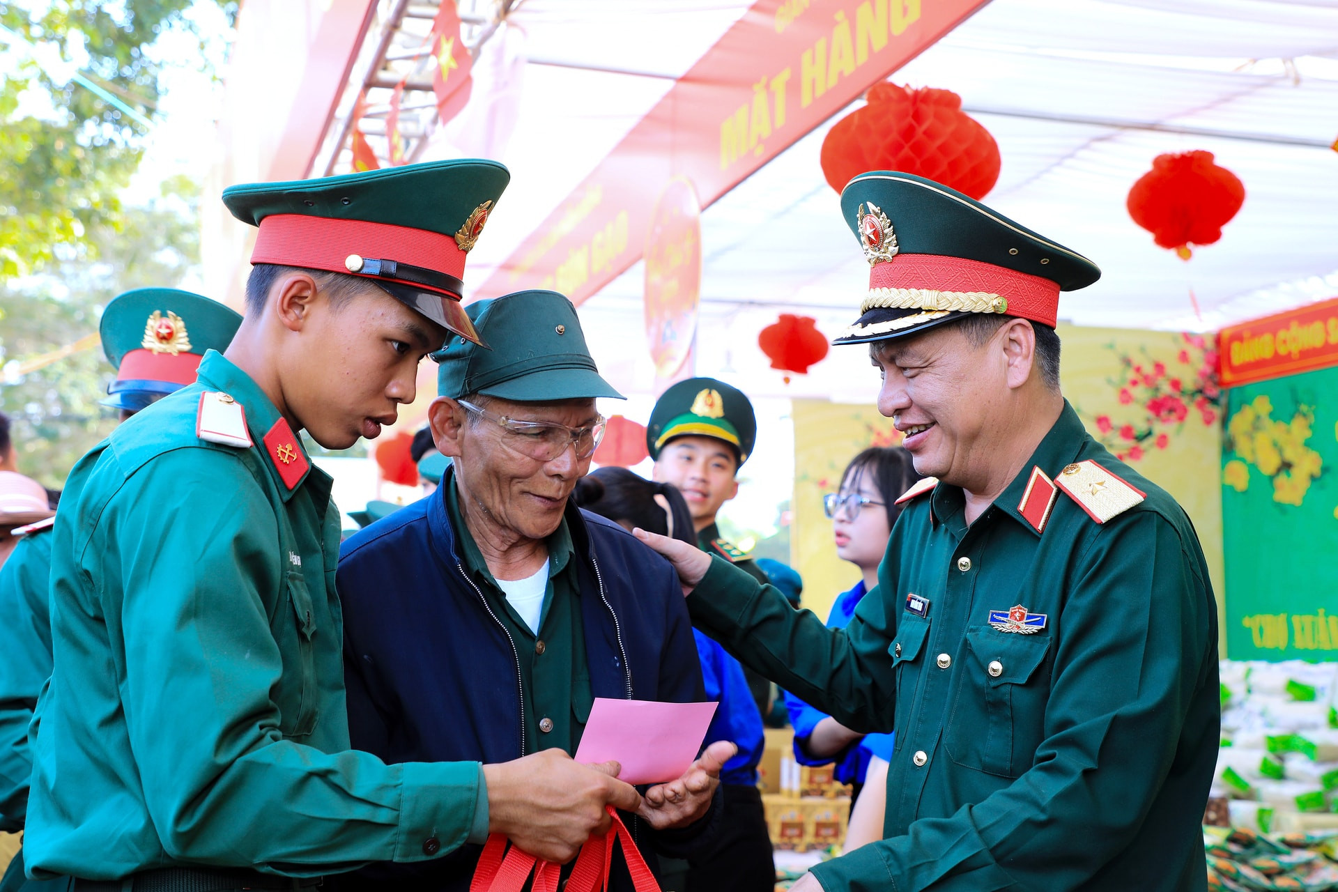 Thiếu tướng Đinh Hồng Tiếng, Ủy viên Ban Thường vụ Tỉnh ủy, Chỉ huy trưởng Bộ Chỉ huy Quân sự tỉnh Lâm Đồng trao quà cho người dân
