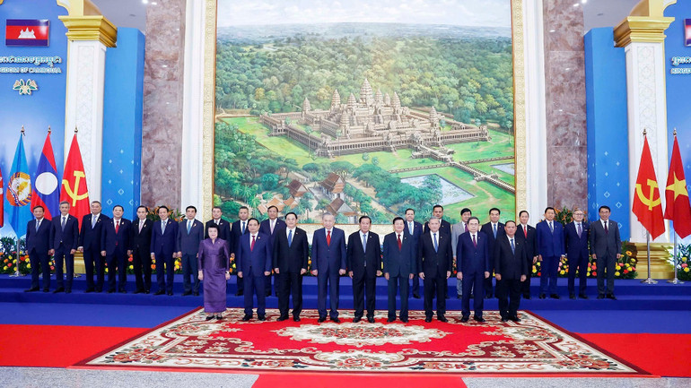 Tổng Bí thư Tô Lâm; Chủ tịch Đảng Nhân dân Campuchia Samdech Techo Hun Sen; Tổng Bí thư Đảng Nhân dân Cách mạng Lào Thongloun Sisoulith cùng lãnh đạo chủ chốt, lãnh đạo cấp cao của ba Đảng tại Cuộc gặp. (Ảnh: TTXVN) vna-potal-cuoc-gap-cap-cao-giua-3-dang-dang-nhan-dan-campuchia-dang-cong-san-viet-nam-va-dang-nhan-dan-cach-mang-lao-8577351.jpg