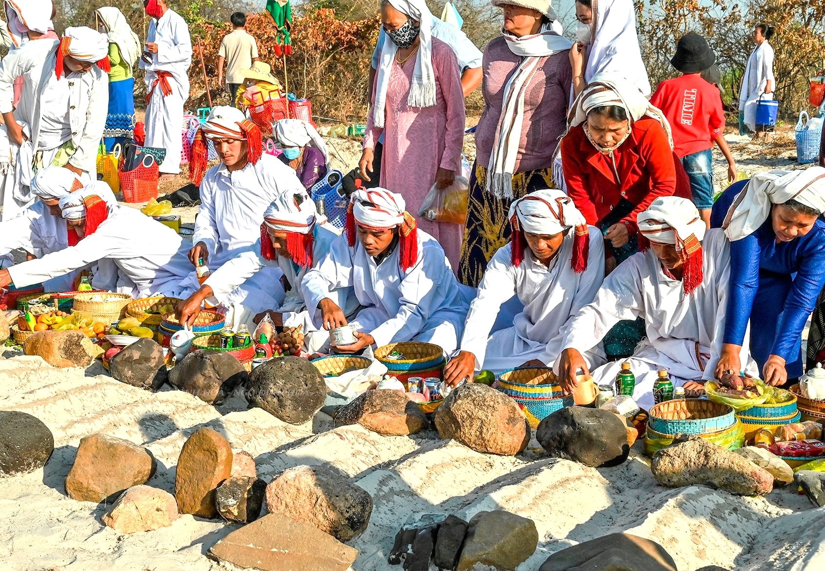 1Nghi lễ tảo mộ của đồng b&agrave;o Chăm B&agrave;ni