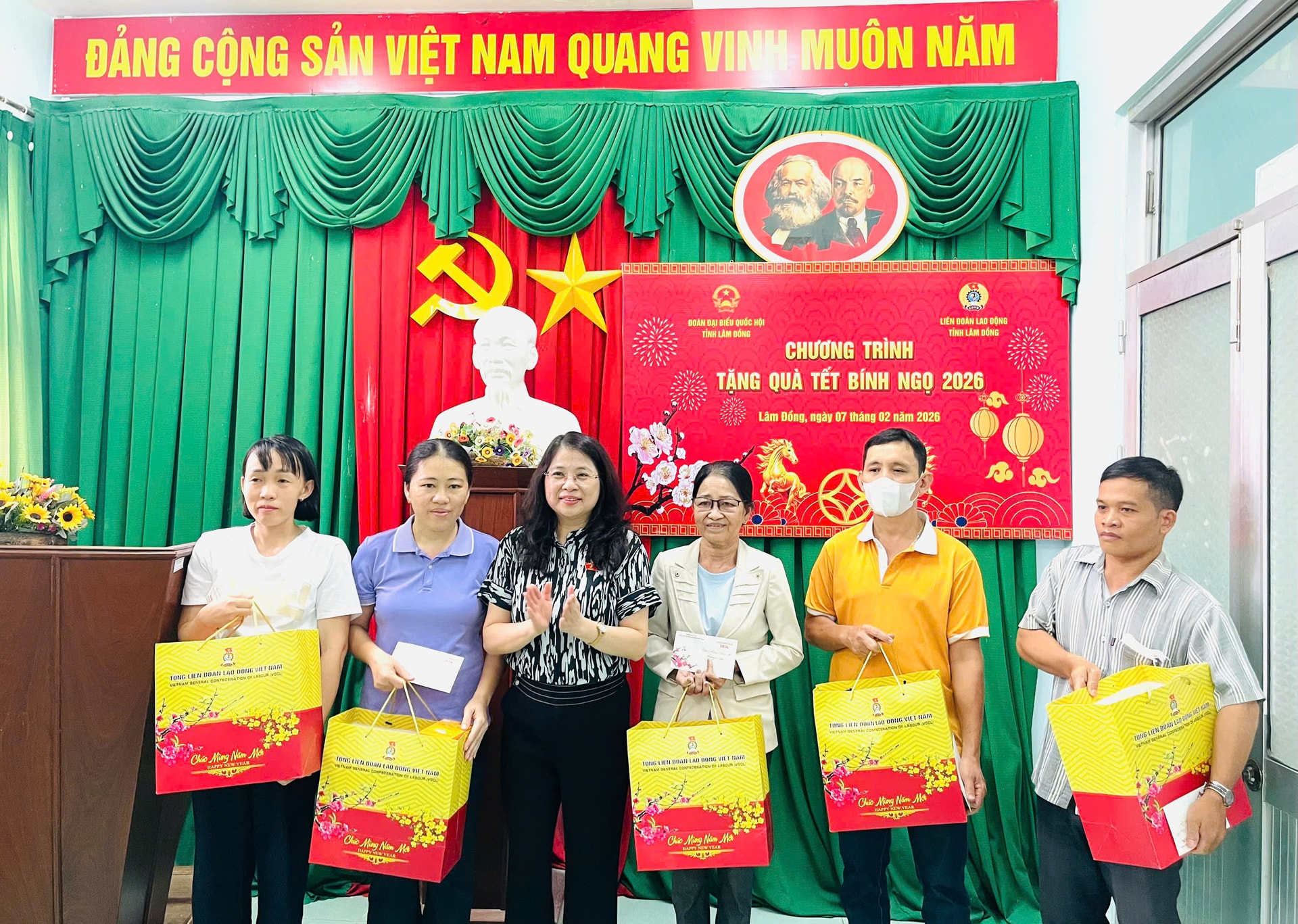 Ms. Tran Hong Nguyen presents gifts from the Vietnam General Confederation of Labor to union members and workers at Ham Thuan Bac Medical Center.