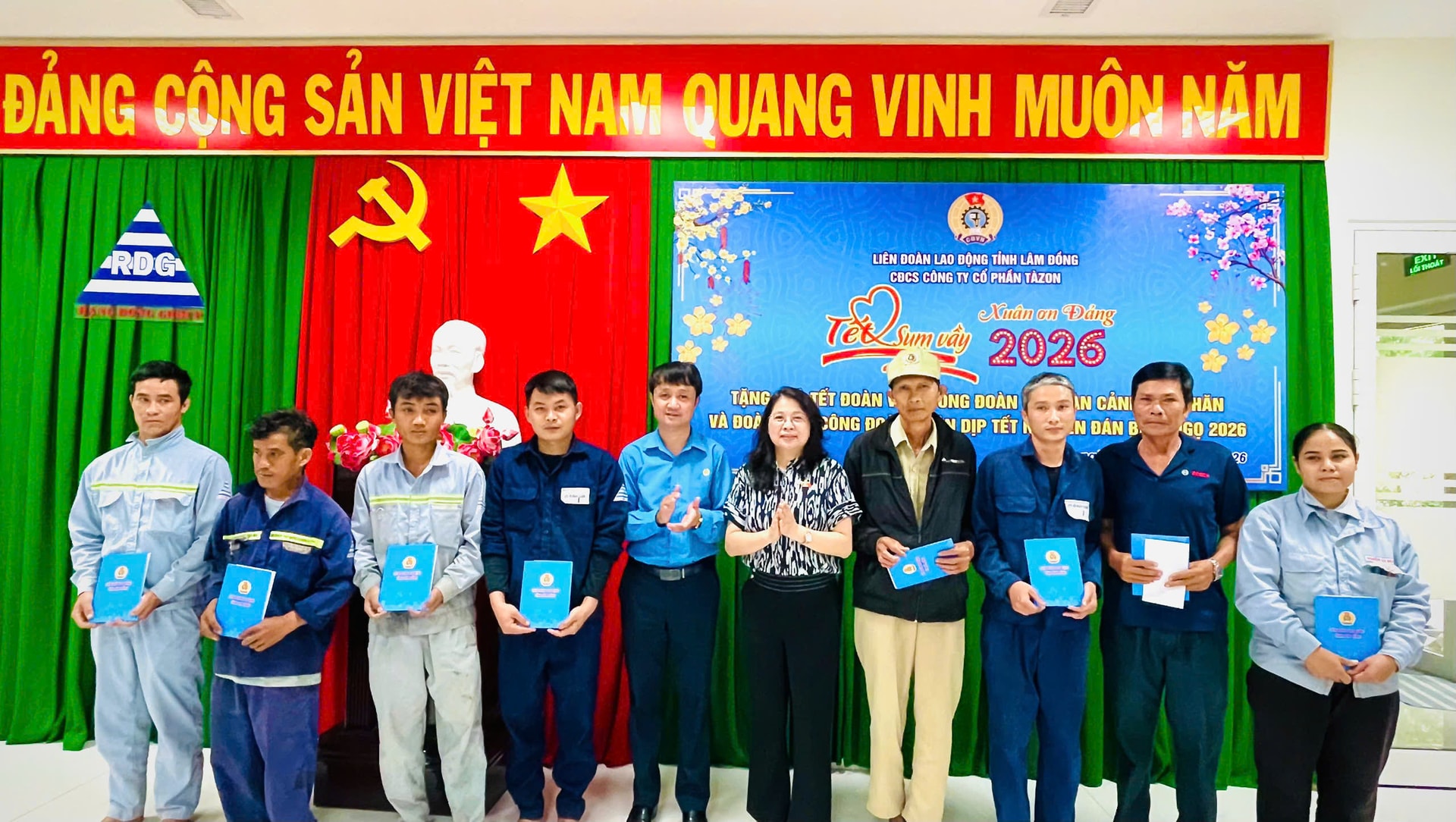 Ms. Tran Hong Nguyen presented gifts to union members and workers at Ta Zon Company.