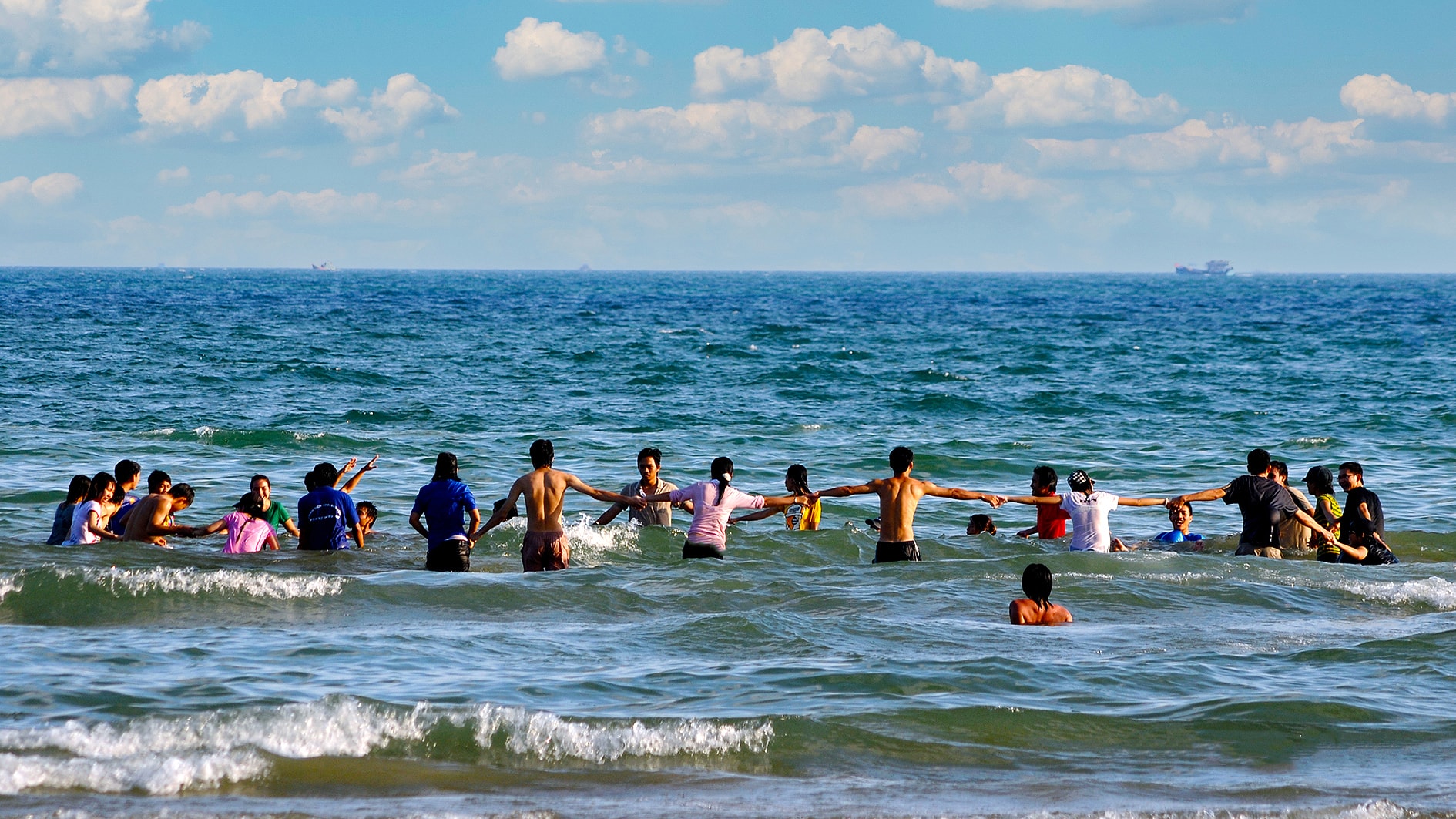 Du lịch biển Ngảnh Tam Tân, xã Tân Hải. Ảnh: N. Lân