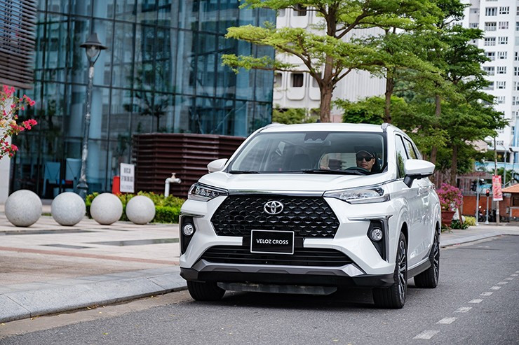Toyota Veloz Cross 2026 góc nhìn phía sau