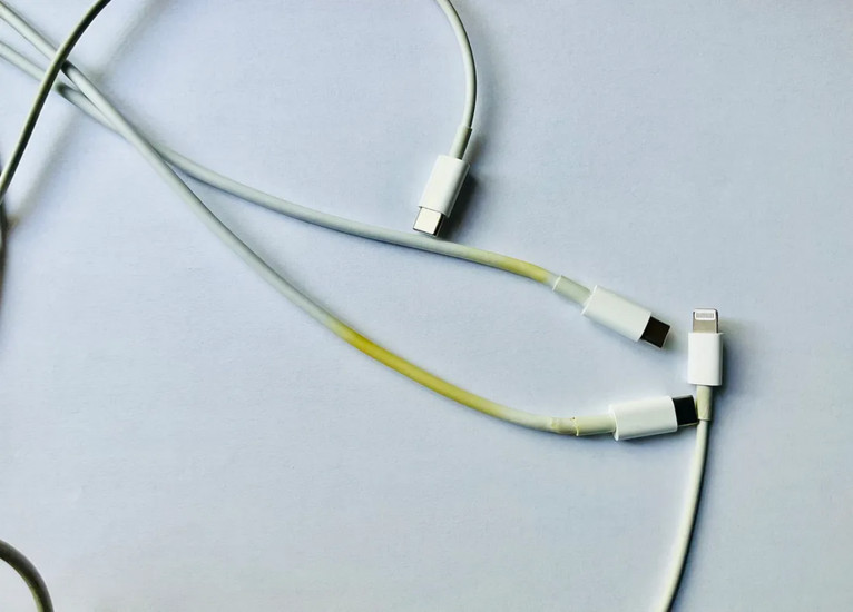Hiện tượng cáp sạc Apple bị ố vàng tại các điểm kết nối
