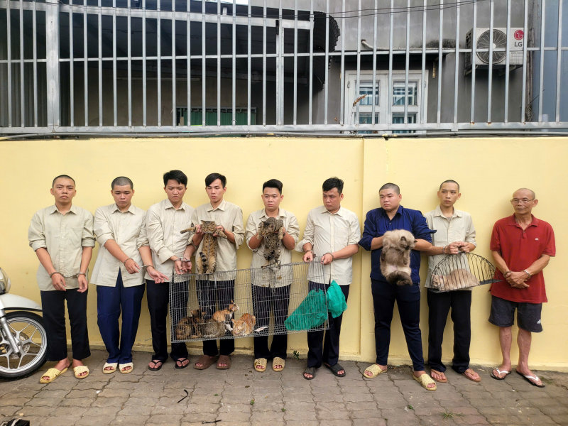 Các bị can cùng tang vật.