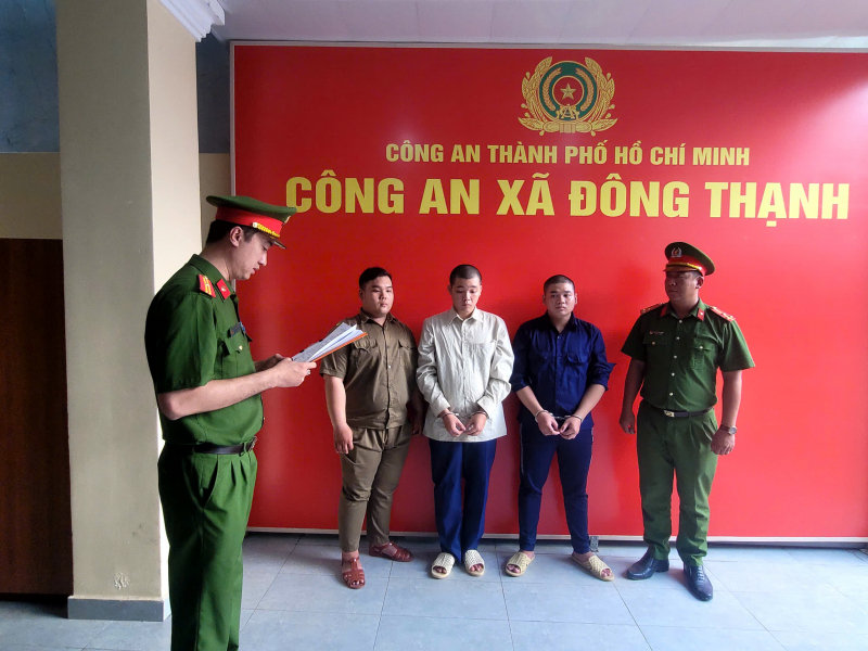 Công an xã Đông Thạnh tống đạt các thủ tục tố tụng với một số bị can.