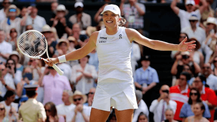 Iga Swiatek trên mặt sân đất nệ Roland Garros