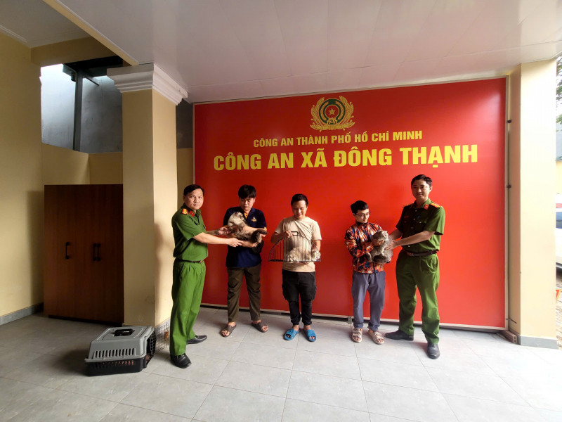 Công an xã Đông Thạnh trao trả mèo cho chủ nhân.