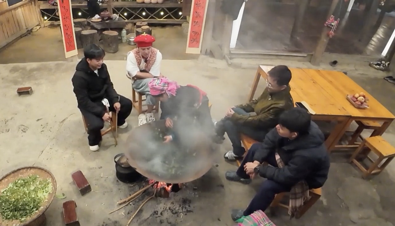 Chị Vàng Thị Thông thực hiện công đoạn đảo trà khô truyền thống