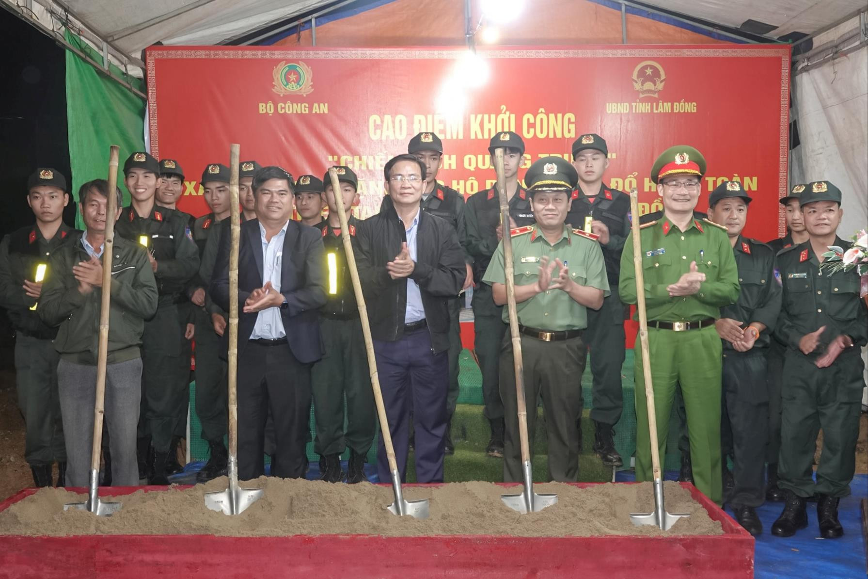Vì nhà dân cũng như nhà mình