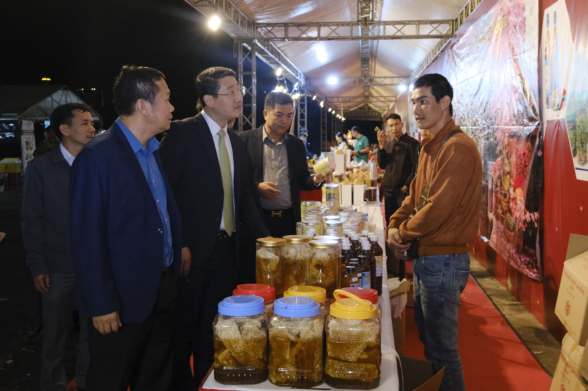 Các đại biểu tham quan gian hàng của các đơn vị tham gia chợ xuân