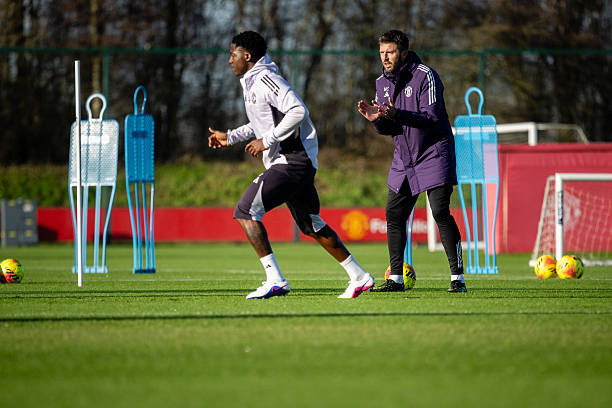 HLV Michael Carrick đang giúp Kobbie Mainoo thi đấu ngày càng tiến bộ.
