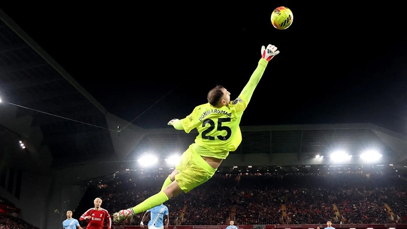 Pha bay người cứu thua xuất sắc của Donnarumma ngăn chặn bàn thắng mười mươi của Liverpool.