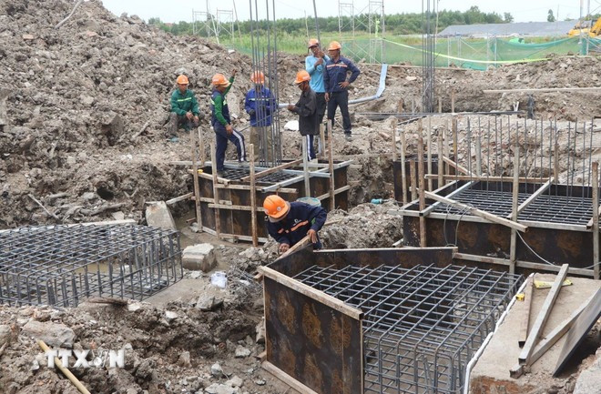 Công nhân và máy móc thi công tại dự án nâng cấp sân bay Cà Mau nhằm đảm bảo đúng kế hoạch.