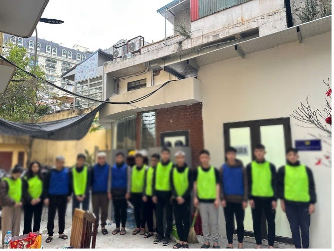 Công an TP Hà Nội tạm giữ nhóm đối tượng sử dụng bình xịt hơi cay và súng tự chế gây rối