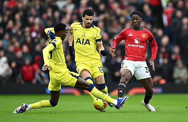 Mainoo nhảy múa trước các cầu thủ Tottenham.