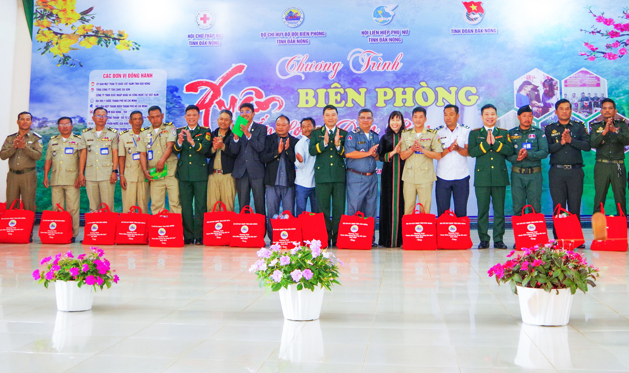 Ảnh 2. Thiếu tướng Trần Ngọc Hữu, Phó Tư lệnh BĐBP cùng Lãnh đạo MTTQ tỉnh, Ban Chỉ huy BĐBP tỉnh Lâm Đồng tặng quà lực lượng bảo vệ biên giới tỉnh Mondulkiri, Campuchia