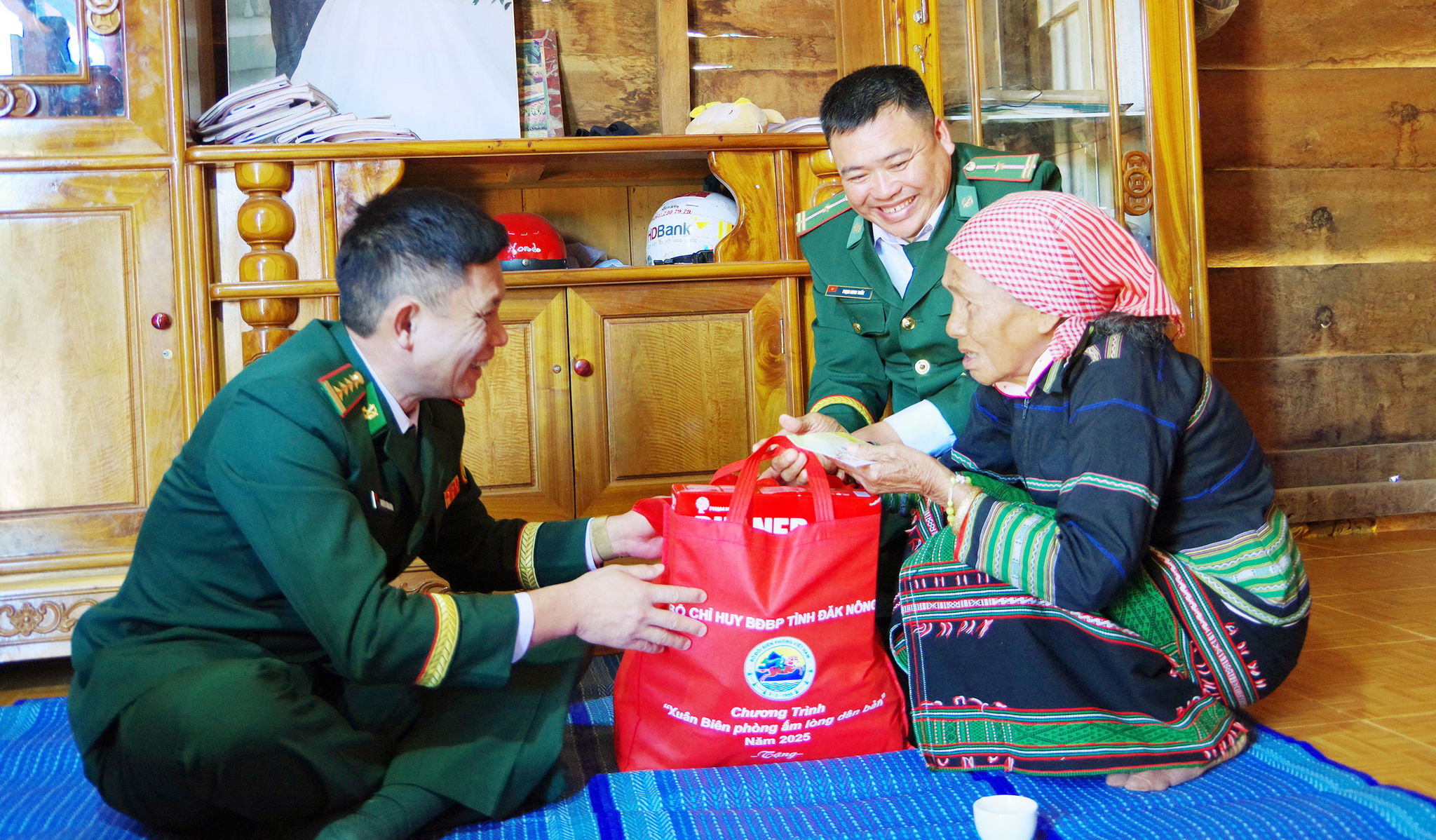 Ảnh 5. Đại tá Nguyễn Thành Đính, Chỉ huy trưởng BĐBP tỉnh Lâm Đồng tặng quà Tết cho người dân biên giới