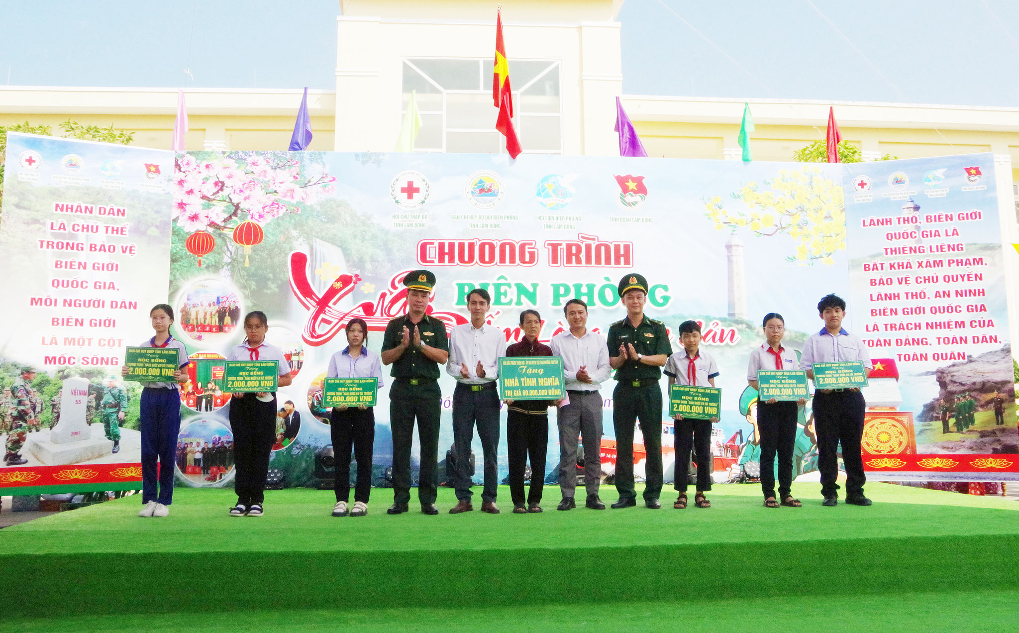 Ảnh 6. Trao tặng Nhà tình nghĩa và học bổng Chương trình _Nâng bước em tới trường- Con nuôi Đồn Biên phòng_