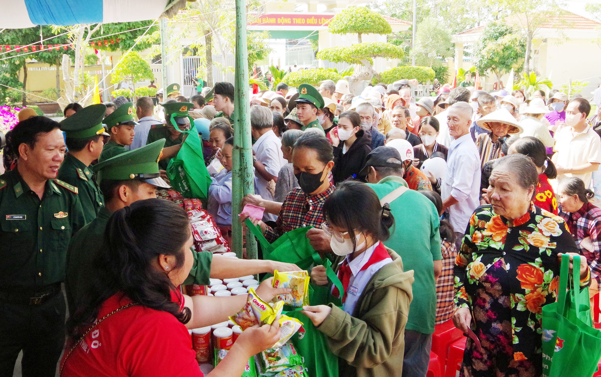 Ảnh 7. Đông đảo người dân phường Phú Thủy, tỉnh Lâm Đồng tham dự _Chợ Biên phòng 0 đồng_