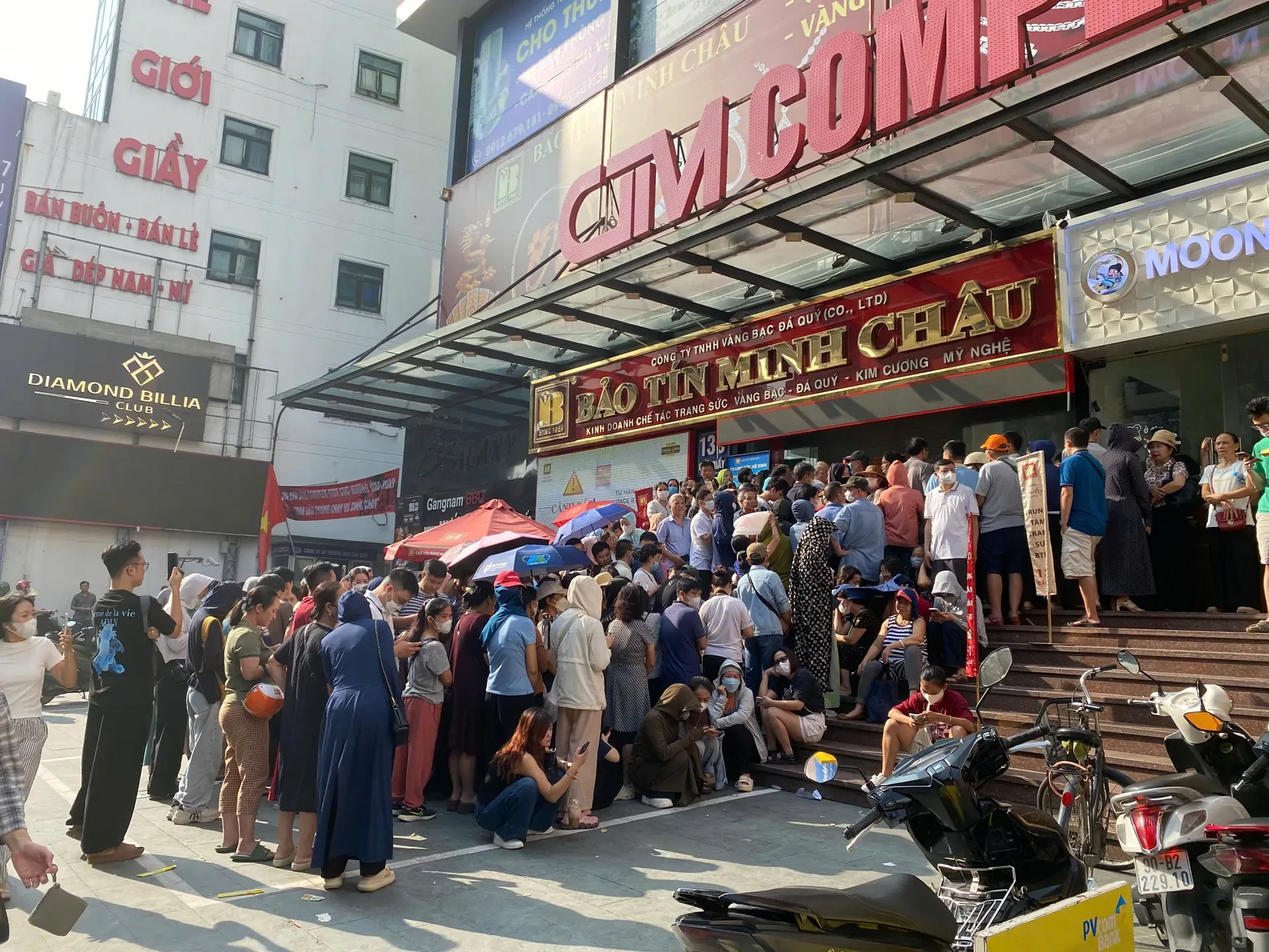 Giá vàng hôm nay 11/2/2026: Bảng giá vàng SJC, nhẫn 9999, vàng thế giới