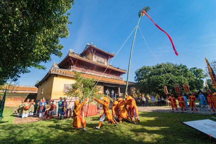Lễ Thướng Tiêu (lễ dựng nêu) ngày Tết ở Đại nội Huế.