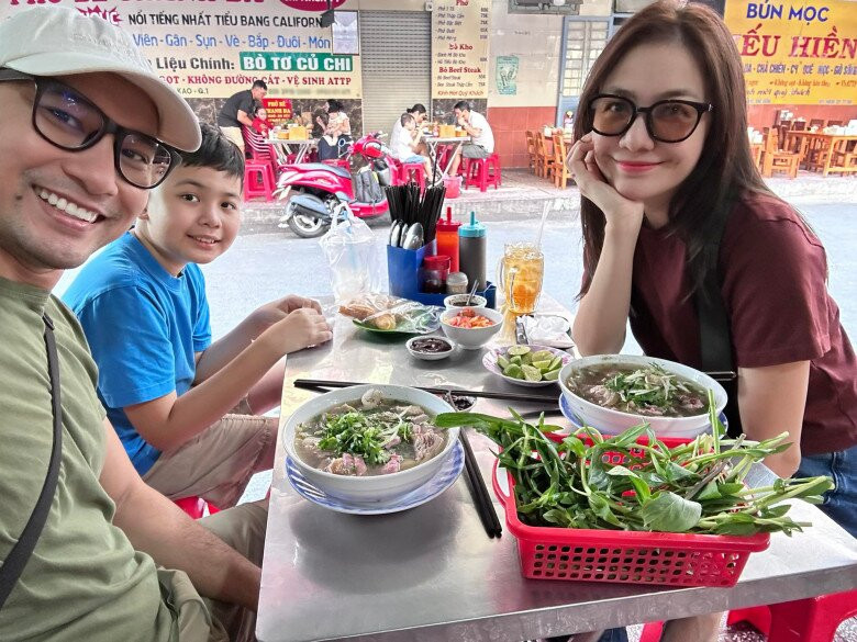 Cả nhà NSƯT Huỳnh Đông dẫn nhau đi ăn phở ngay khi về đến Việt Nam.