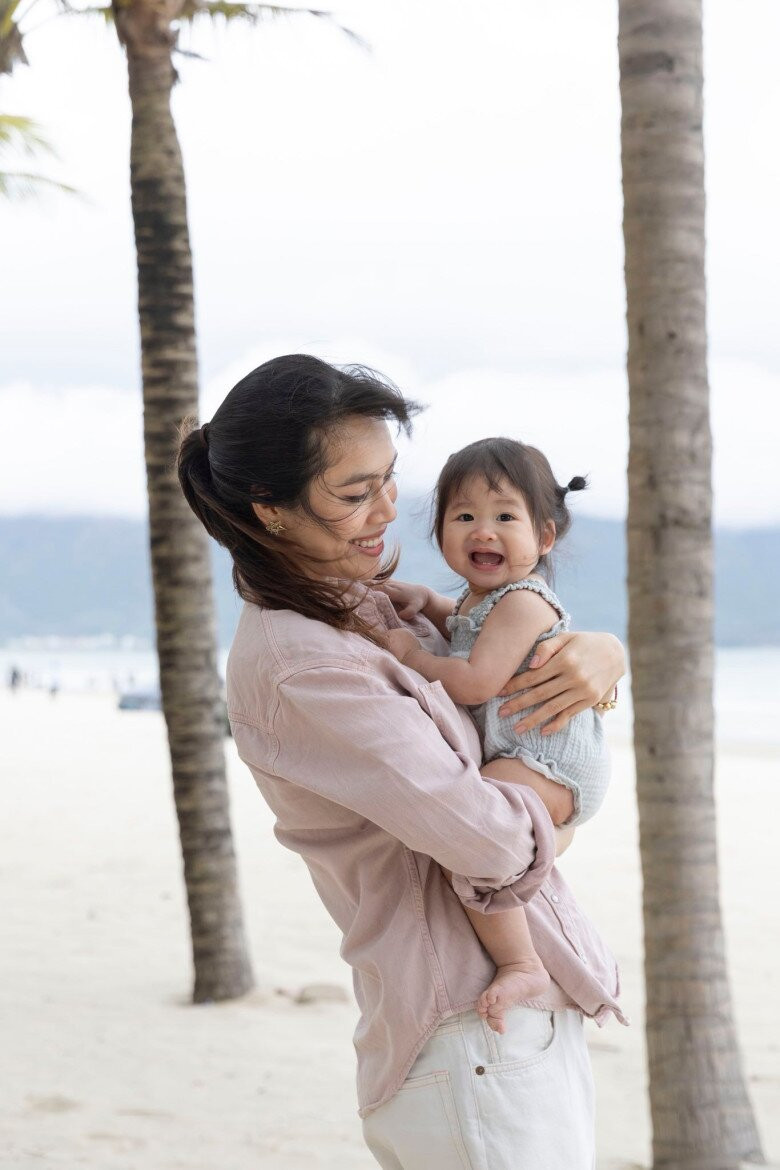 Á hận Hoàng My đưa con gái từ Áo về Việt Nam đón Tết Nguyên đán.