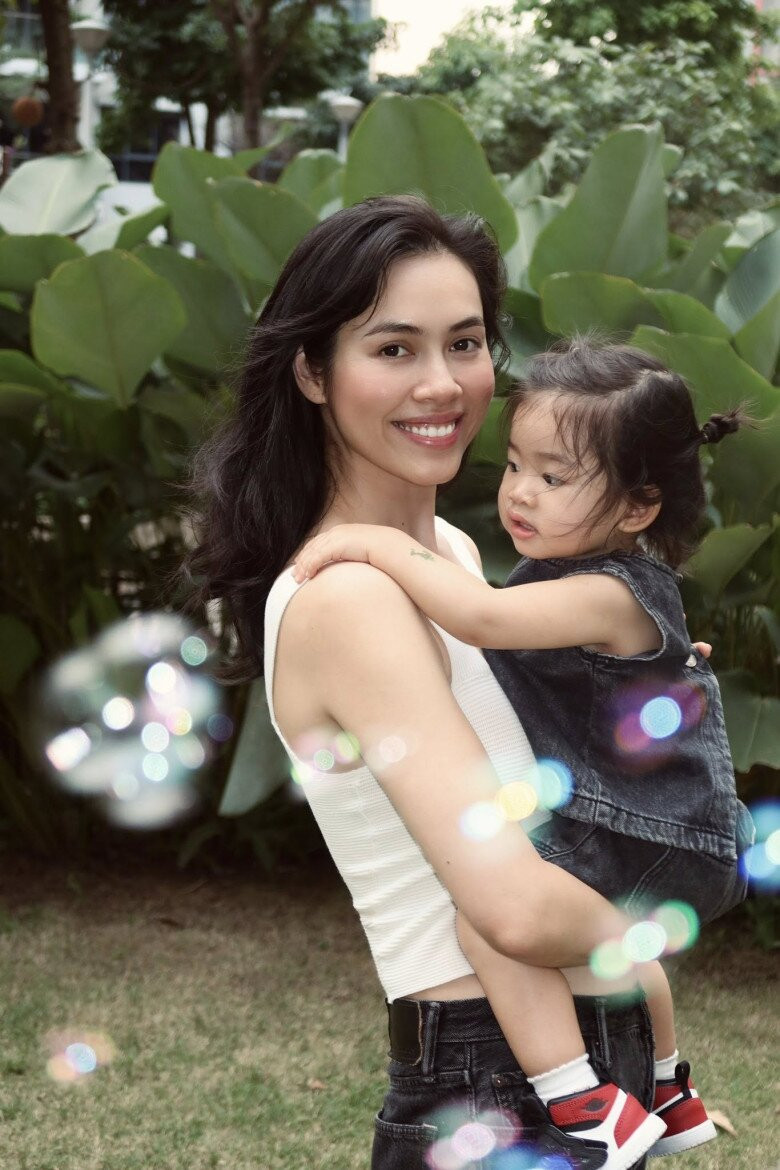 Nhiều năm qua, Hoàng My sinh sống cùng con gái tại Áo.
