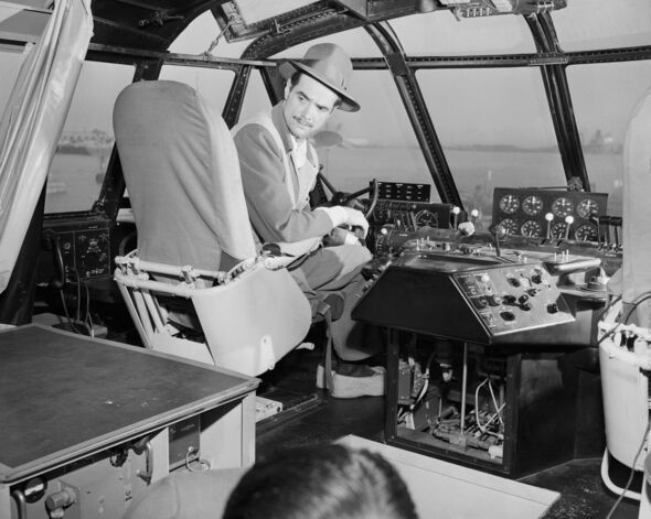 Howard Hughes điều khiển Spruce Goose trong chuyến bay thử nghiệm
