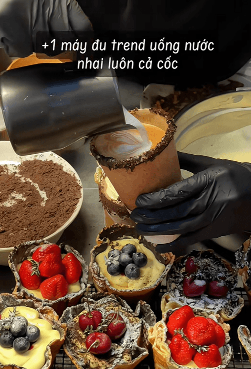 Cà phê đựng trong cốc ốc quế
