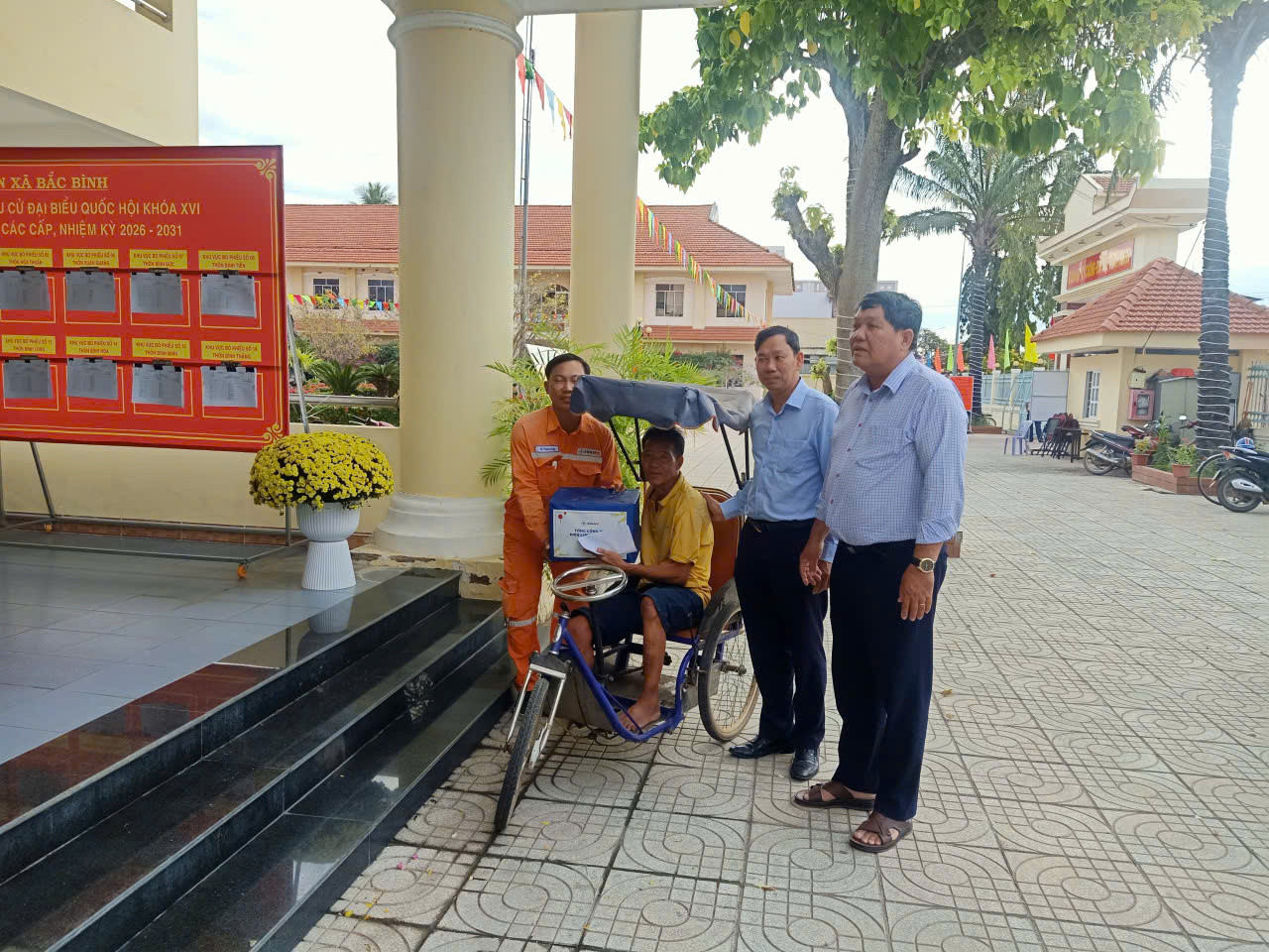 Trao quà cho người khuyết tật