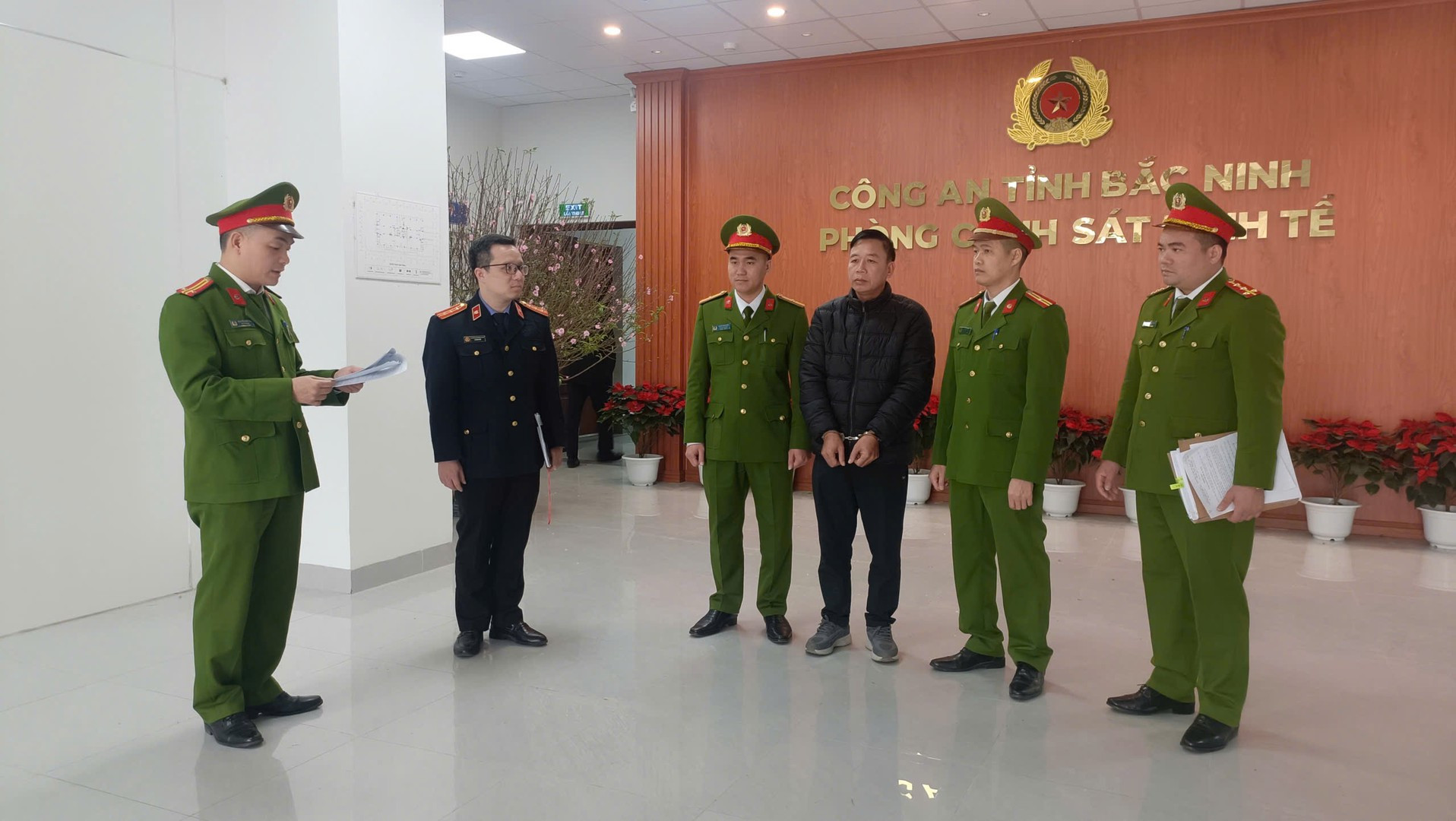 Công an tỉnh Bắc Ninh tống đạt quyết định bắt tạm giam Nguyễn Văn Vinh