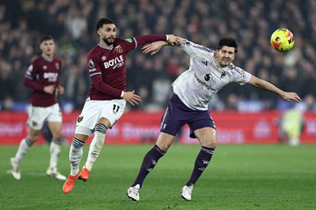 Harry Maguire rời sân ở phút 68 do vấn đề sức khỏe.