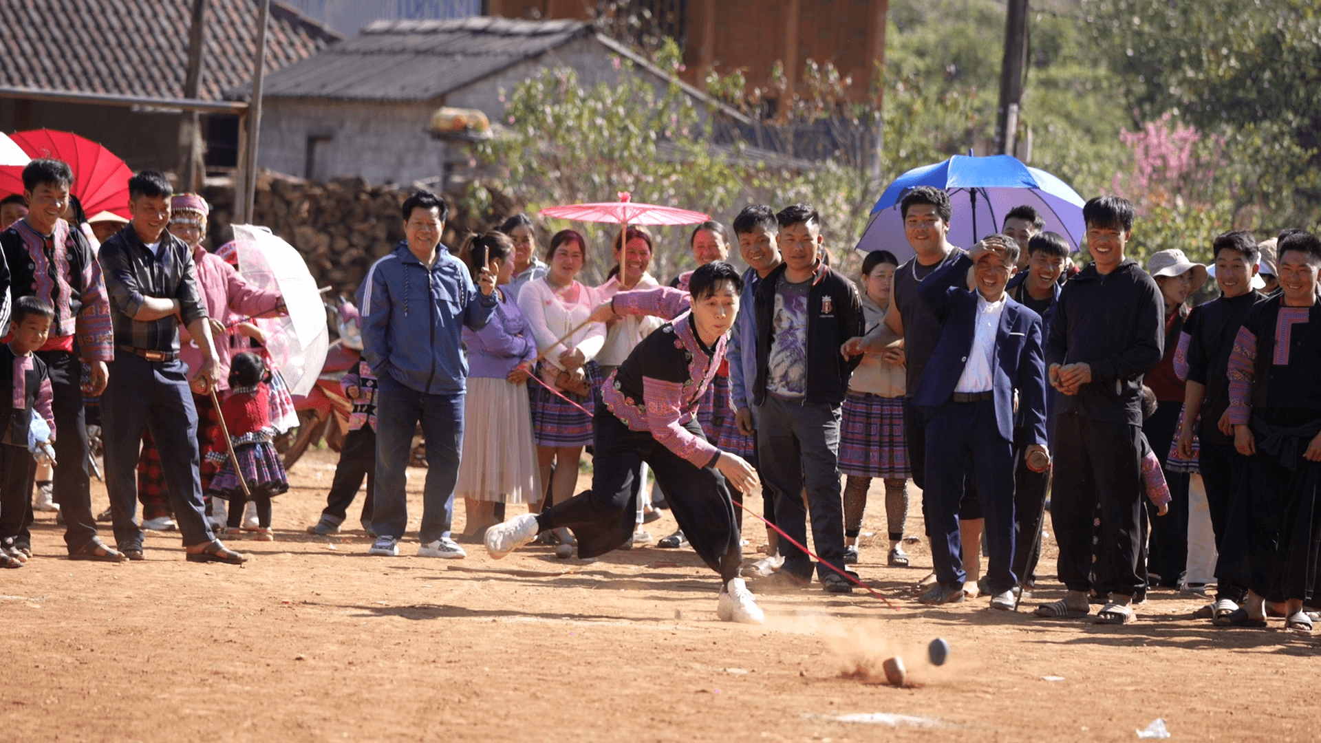 Trần Ba Duy tham gia trò chơi bổ cù cùng người dân địa phương tại hội xuân bản Pa Phách.