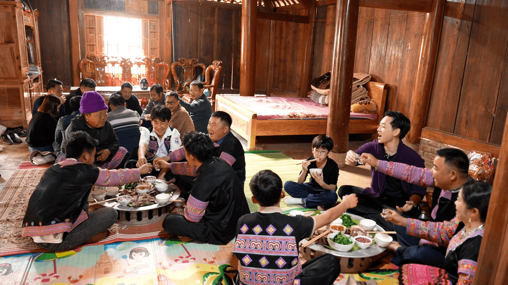 Bữa cơm tất niên ngày 30 Tết của người Mông tại Mộc Châu với sự tham gia của các thành viên trong cộng đồng.