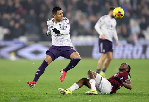 Casemiro bị VAR khước từ một bàn thắng đánh đầu do lỗi việt vị.
