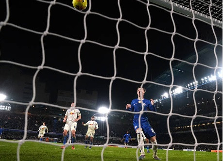 Palmer dứt điểm vọt xà dù chỉ cách khung thành khoảng 2 mét.