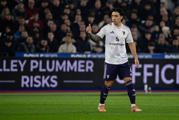 Lisandro Martinez gặp khó khăn trước các tiền đạo cao lớn của West Ham.