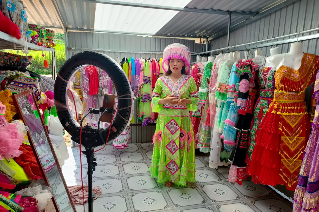 Hmong women in Cu Jut commune selling traditional clothing through livestreaming.