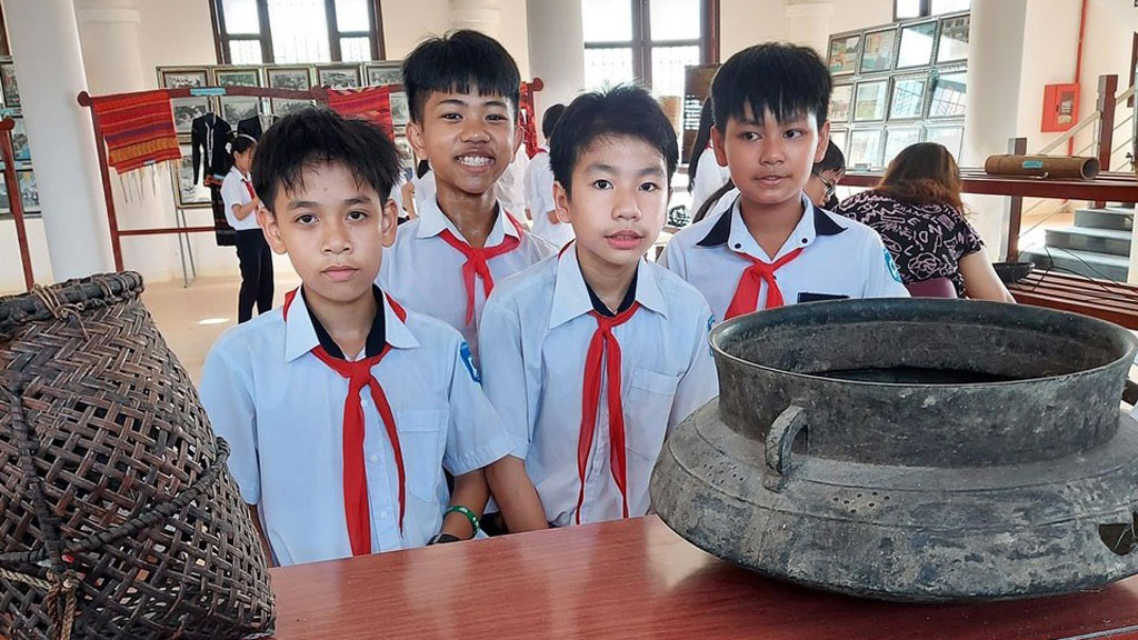 Dự kiến nhiều điểm mới quy định về tiêu chuẩn, biên soạn, thẩm định tài liệu giáo dục địa phương- Ảnh 1.