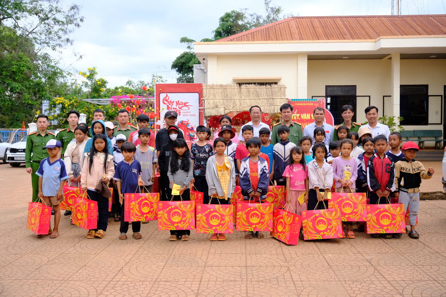 Các em học sinh nhận quà Tết của Thiếu tướng Trương Minh Đương- Giám đốc Công an tỉnh Lâm Đồng